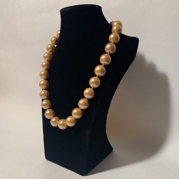Elegant Shell Pearl Necklace with Magnetic Clasp in Light Honey 15mm - Picture 4 of 8